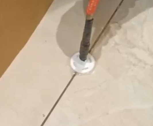 省直辖县级瓷砖空鼓维修公司专业解答瓷砖在铺贴过程中，如果没有涂抹均匀到位的粘结材料（如水泥砂浆或瓷砖胶），可能会导致以下问题